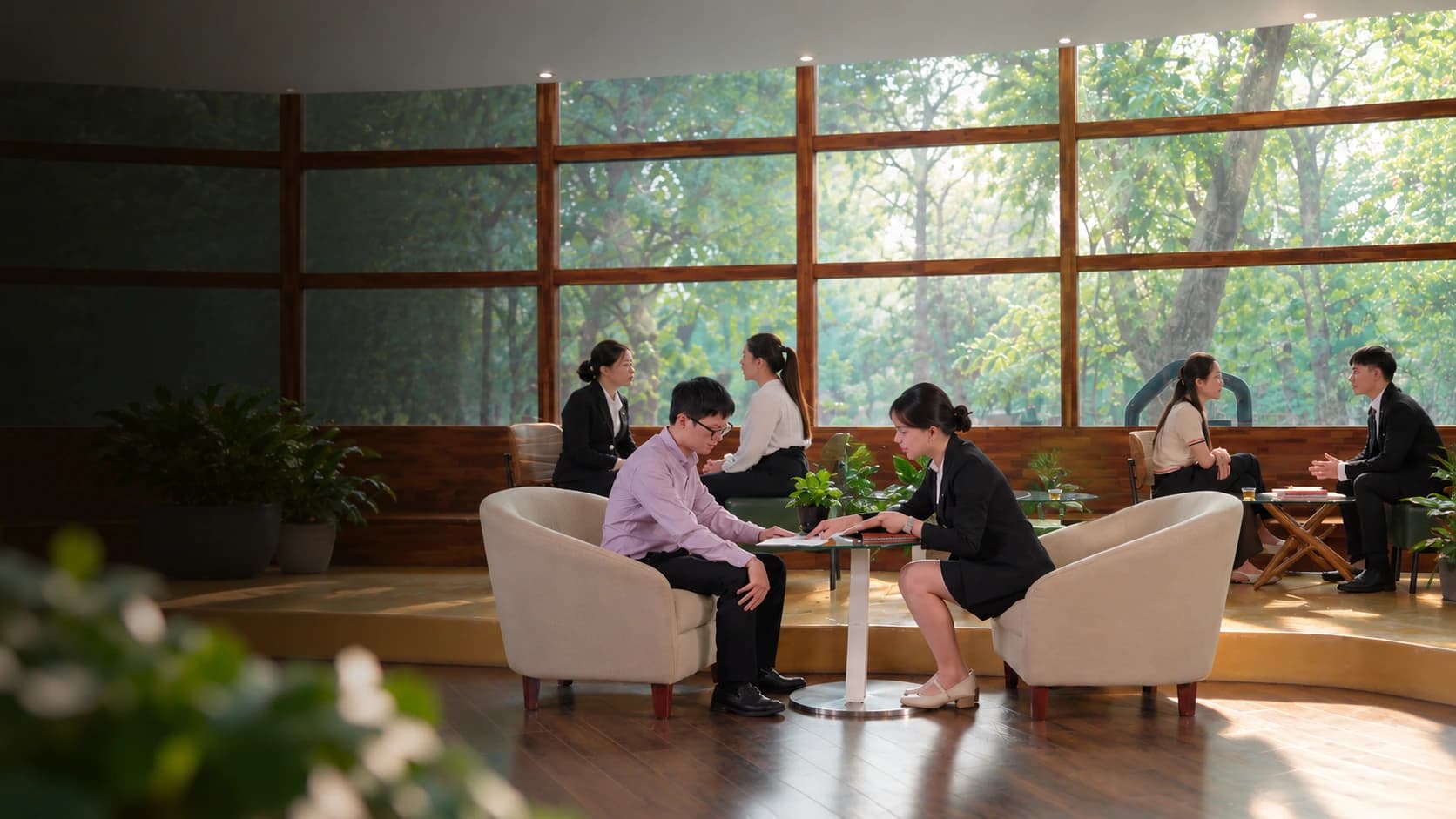 A VNDIRECT expert working with a client